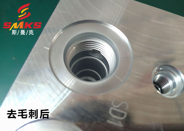 液壓閥塊內部貫通孔去毛刺，這種<a href='http://www.cjq1b.cn' target='_blank'><u>流體拋光機</u></a>你一定沒見過！